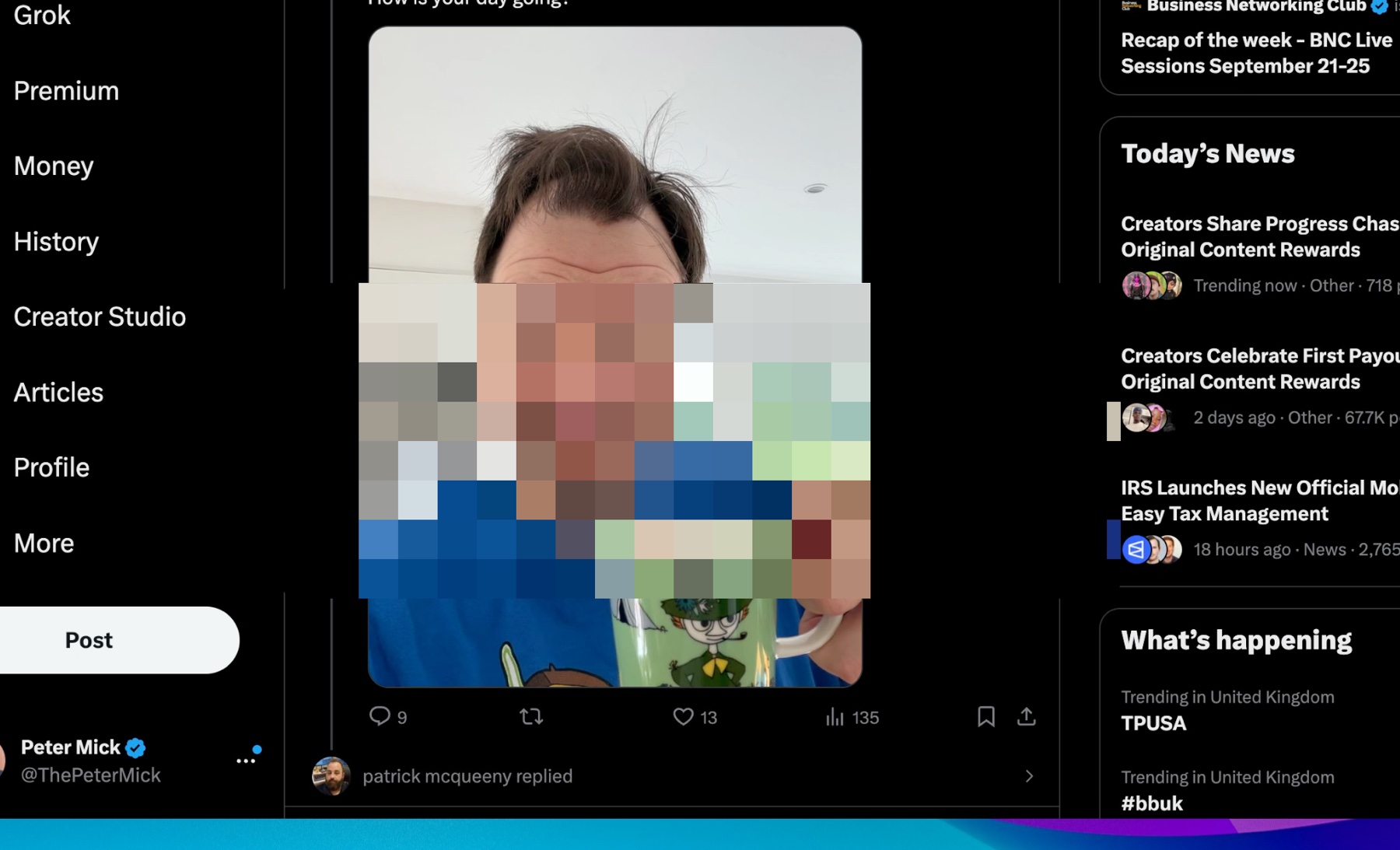 Ein verpixelter Bereich verdeckt Text in einer Aufnahme mit Screen Famous